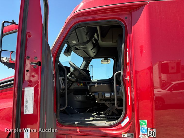 image for item YA3039 2021 Freightliner Cascadia semi truck
