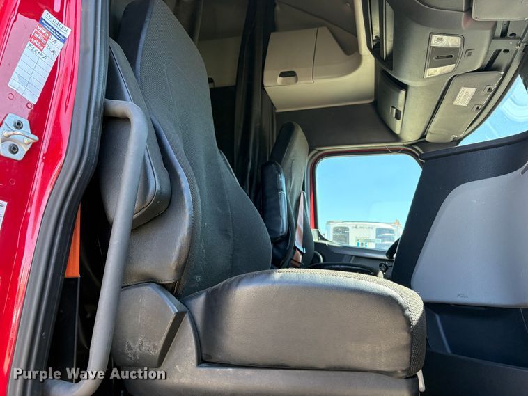 image for item YA3039 2021 Freightliner Cascadia semi truck