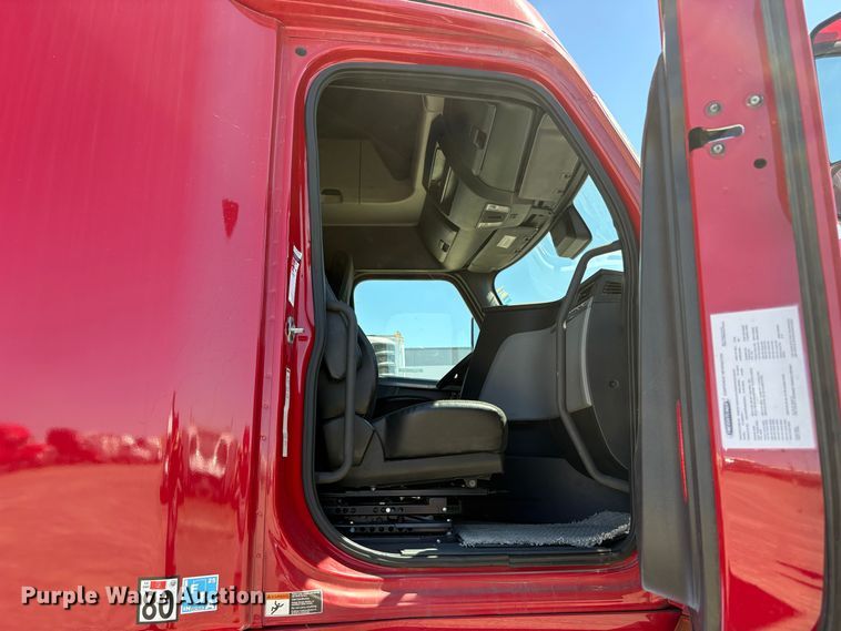 image for item YA3039 2021 Freightliner Cascadia semi truck