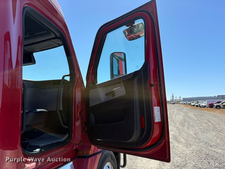 image for item YA3039 2021 Freightliner Cascadia semi truck