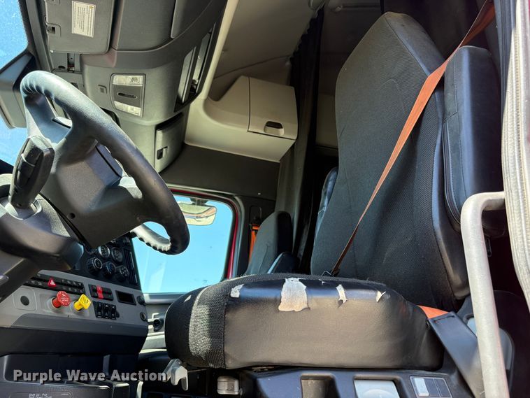 image for item YA3039 2021 Freightliner Cascadia semi truck