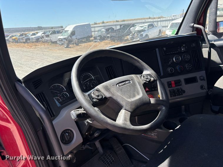 image for item YA3039 2021 Freightliner Cascadia semi truck