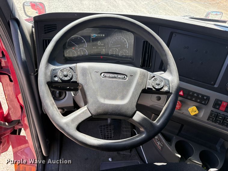image for item YA3039 2021 Freightliner Cascadia semi truck