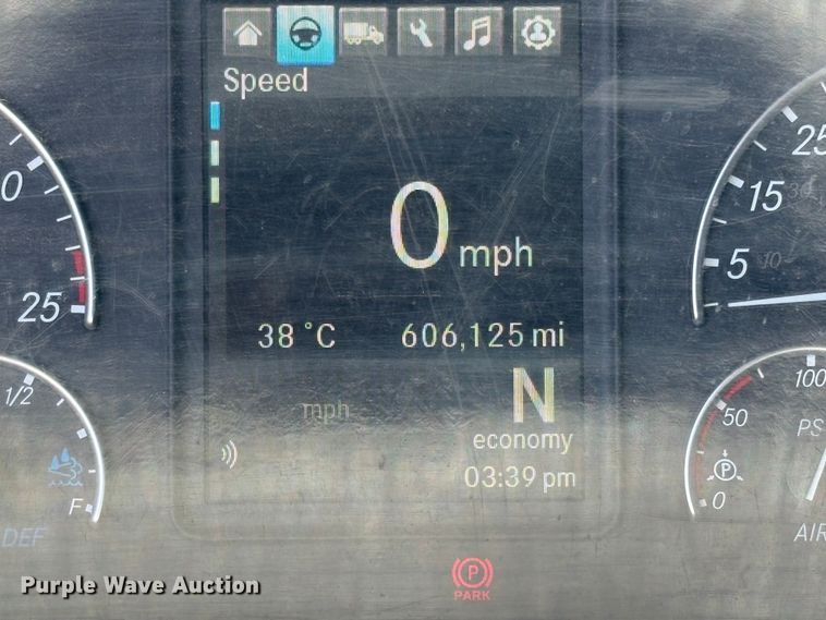 image for item YA3039 2021 Freightliner Cascadia semi truck