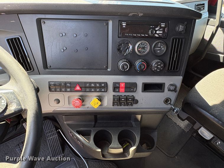 image for item YA3039 2021 Freightliner Cascadia semi truck