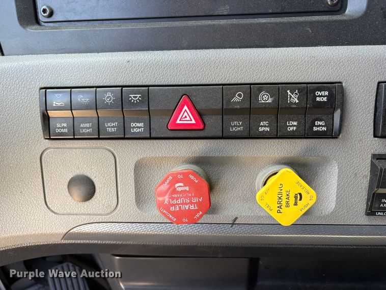 image for item YA3039 2021 Freightliner Cascadia semi truck