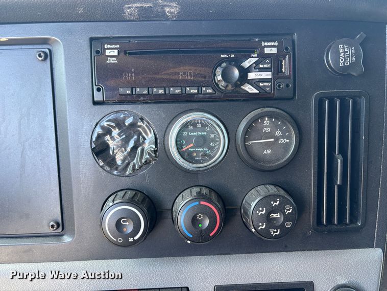 image for item YA3039 2021 Freightliner Cascadia semi truck
