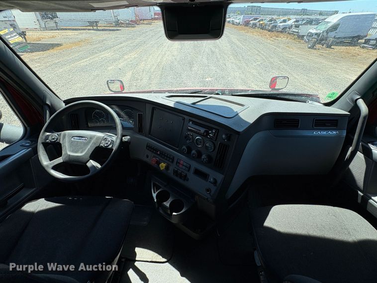 image for item YA3039 2021 Freightliner Cascadia semi truck