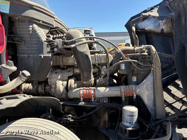 image for item YA3039 2021 Freightliner Cascadia semi truck