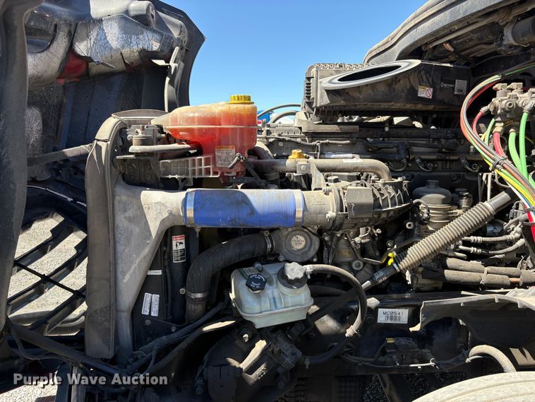 image for item YA3039 2021 Freightliner Cascadia semi truck