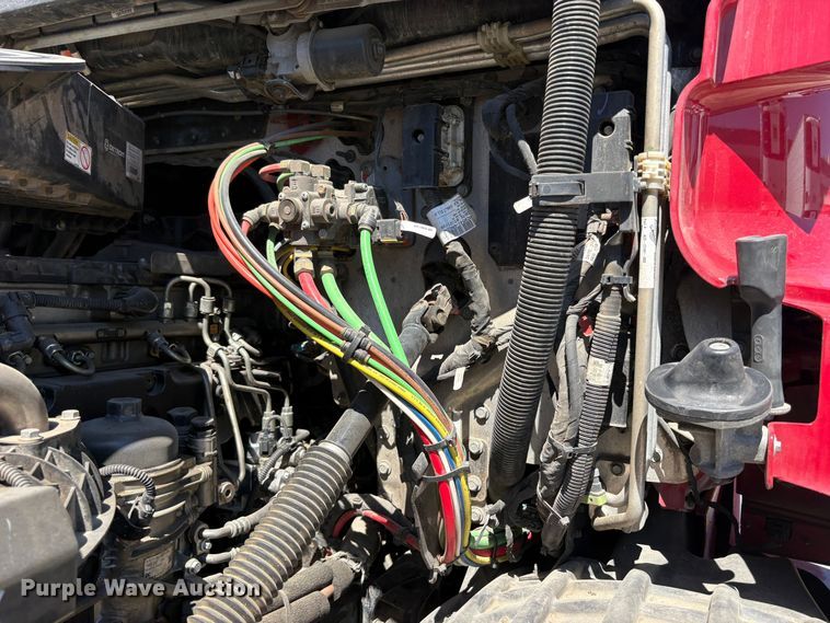 image for item YA3039 2021 Freightliner Cascadia semi truck