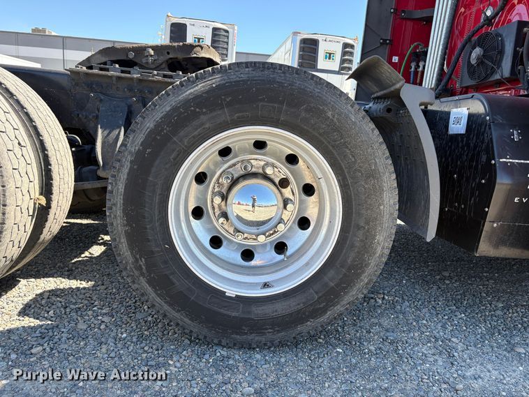 image for item YA3039 2021 Freightliner Cascadia semi truck
