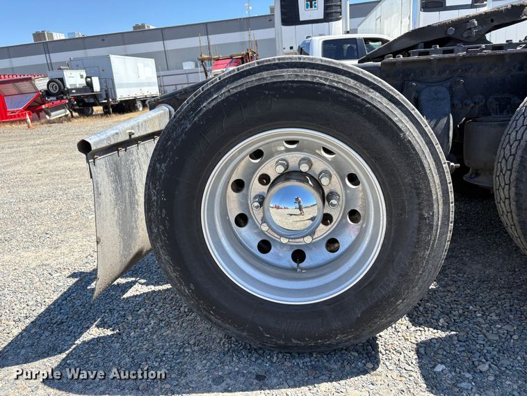 image for item YA3039 2021 Freightliner Cascadia semi truck
