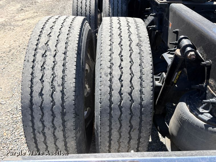 image for item YA3039 2021 Freightliner Cascadia semi truck