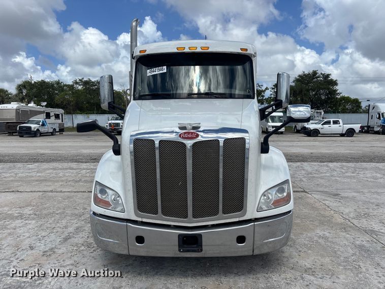 image for item YA3196 2017 Peterbilt 579 semi truck