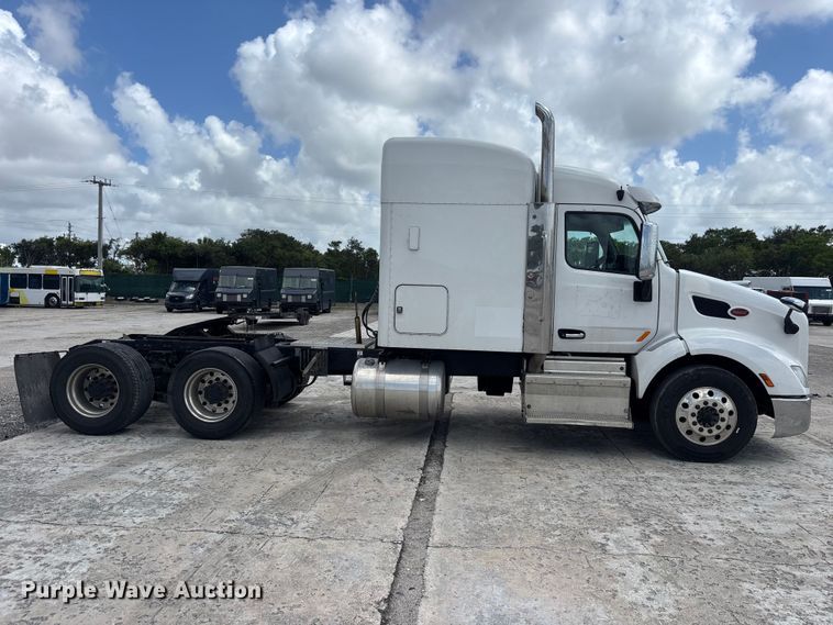 image for item YA3196 2017 Peterbilt 579 semi truck