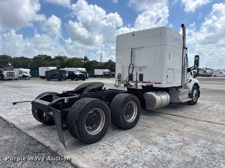 image for item YA3196 2017 Peterbilt 579 semi truck