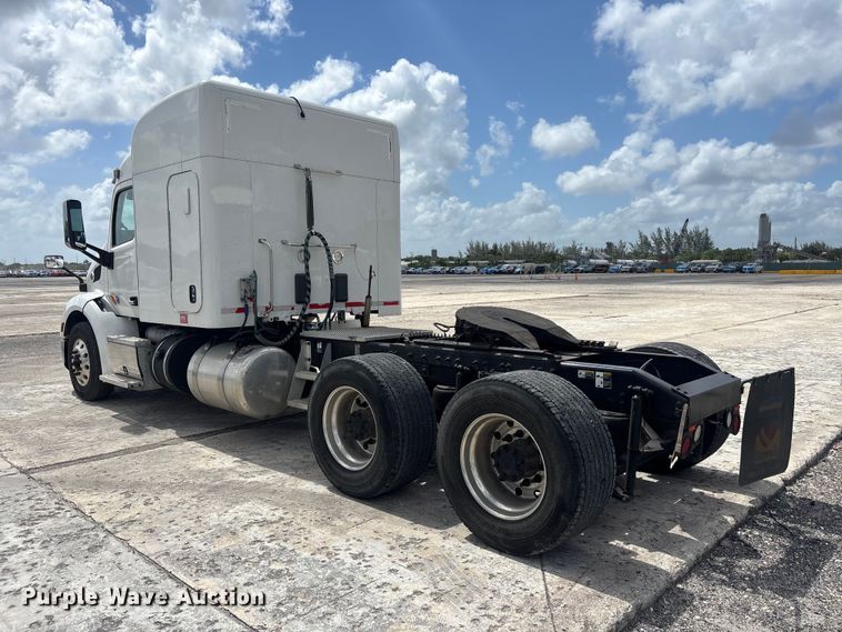 image for item YA3196 2017 Peterbilt 579 semi truck
