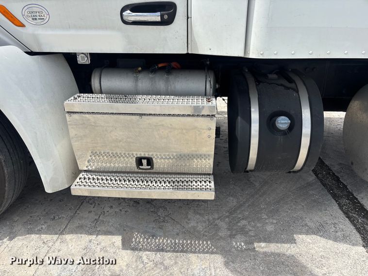 image for item YA3196 2017 Peterbilt 579 semi truck