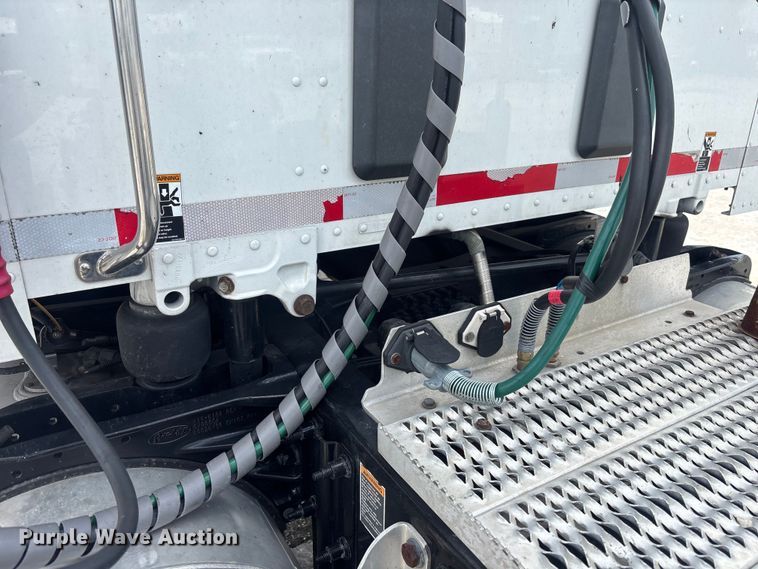 image for item YA3196 2017 Peterbilt 579 semi truck