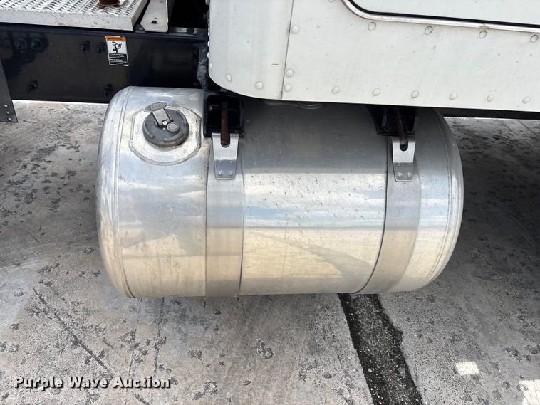 image for item YA3196 2017 Peterbilt 579 semi truck
