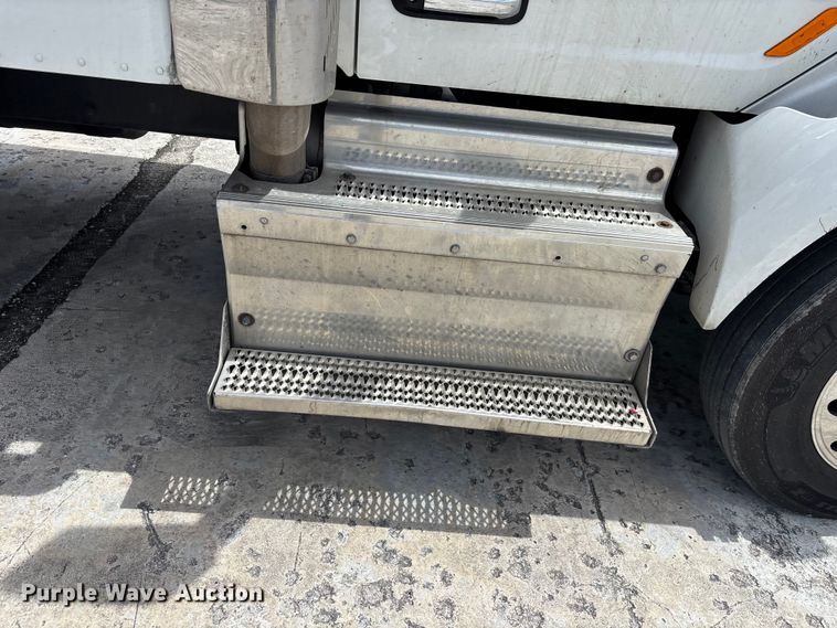 image for item YA3196 2017 Peterbilt 579 semi truck