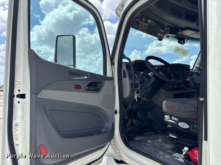 image for item YA3196 2017 Peterbilt 579 semi truck