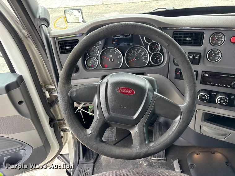 image for item YA3196 2017 Peterbilt 579 semi truck