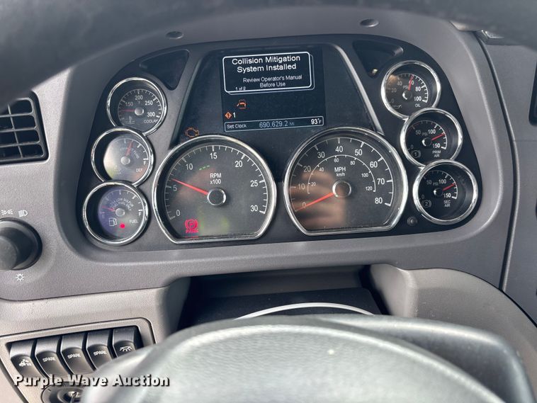 image for item YA3196 2017 Peterbilt 579 semi truck