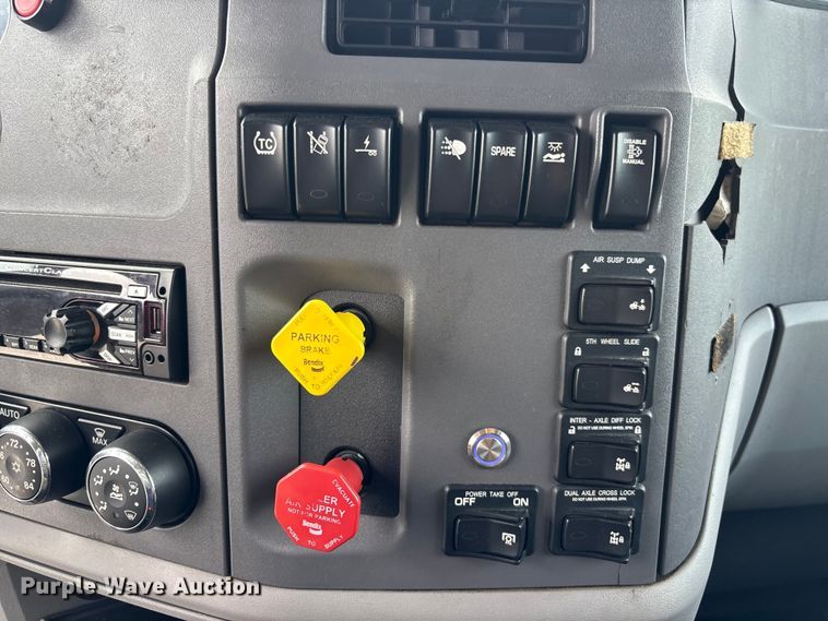 image for item YA3196 2017 Peterbilt 579 semi truck