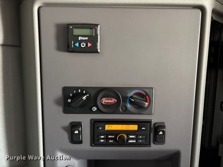 image for item YA3196 2017 Peterbilt 579 semi truck