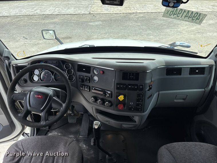 image for item YA3196 2017 Peterbilt 579 semi truck