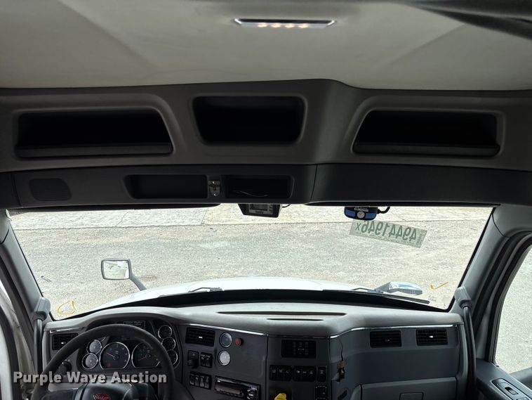 image for item YA3196 2017 Peterbilt 579 semi truck