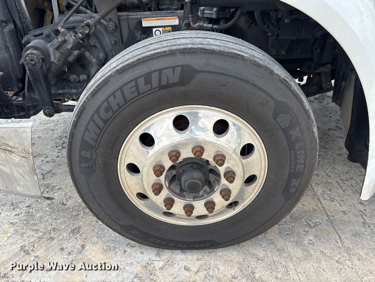image for item YA3196 2017 Peterbilt 579 semi truck