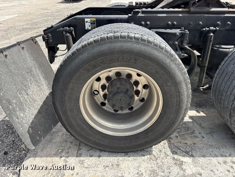 image for item YA3196 2017 Peterbilt 579 semi truck