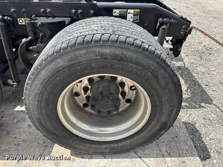 image for item YA3196 2017 Peterbilt 579 semi truck