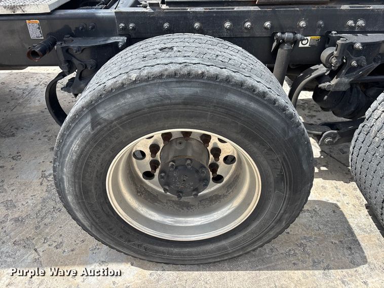 image for item YA3196 2017 Peterbilt 579 semi truck