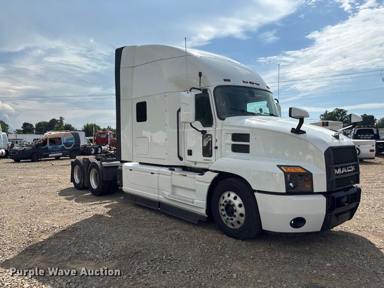 image for item YA3395 2023 Mack Anthem semi truck