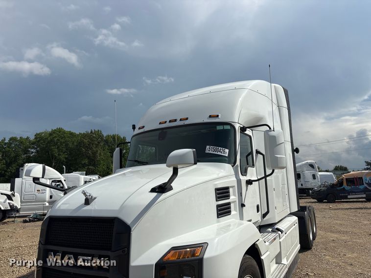 image for item YA3395 2023 Mack Anthem semi truck