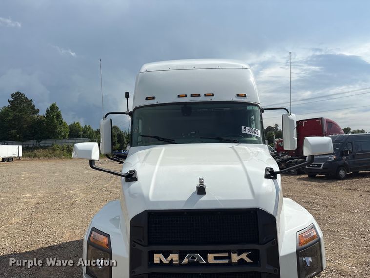 image for item YA3395 2023 Mack Anthem semi truck