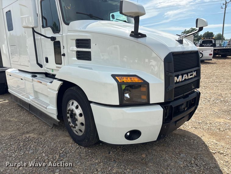 image for item YA3395 2023 Mack Anthem semi truck