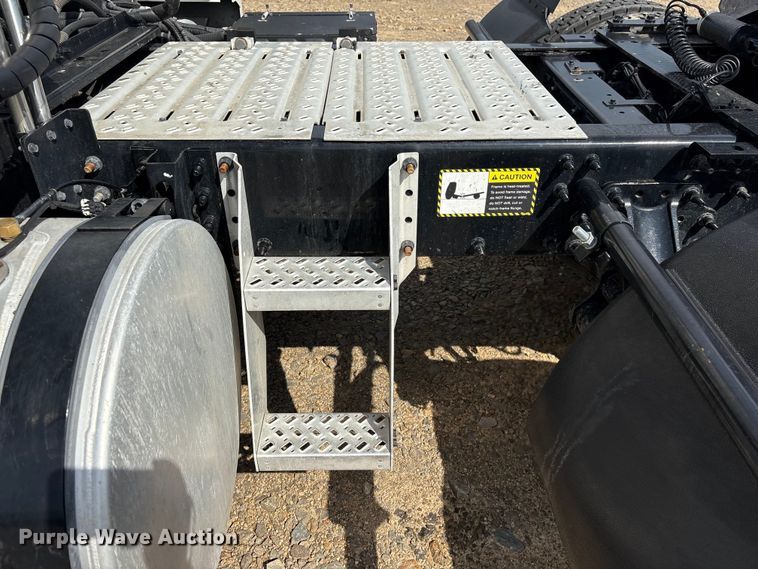 image for item YA3395 2023 Mack Anthem semi truck