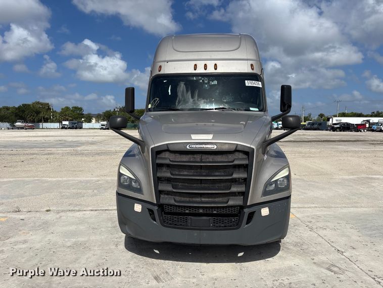 image for item YA3403 2020 Freightliner Cascadia semi truck
