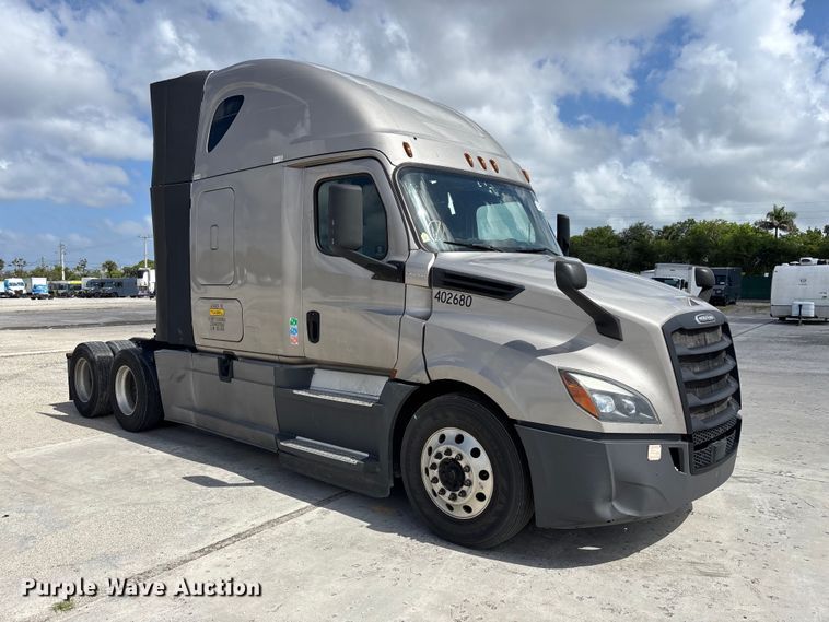 image for item YA3403 2020 Freightliner Cascadia semi truck