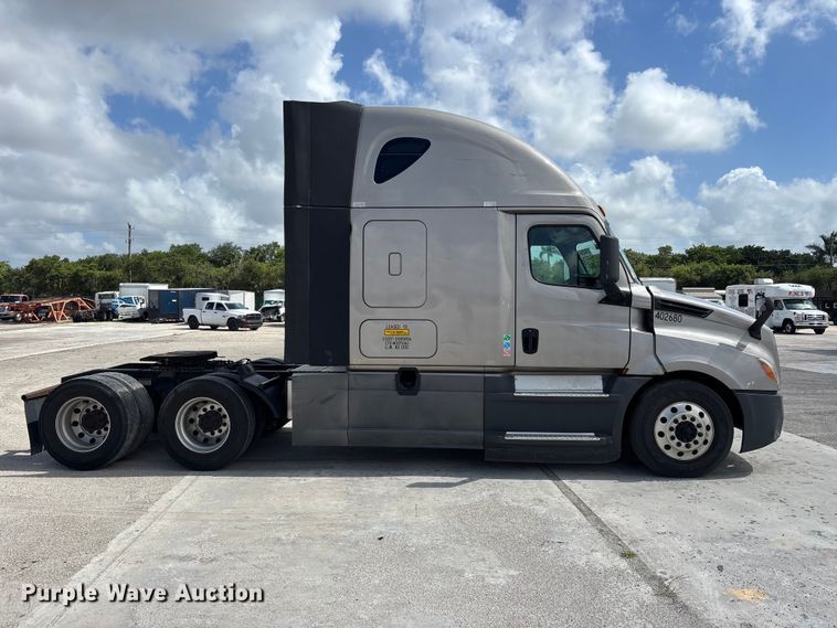 image for item YA3403 2020 Freightliner Cascadia semi truck