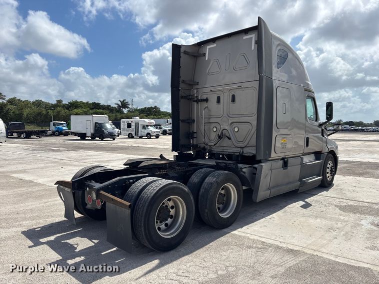 image for item YA3403 2020 Freightliner Cascadia semi truck
