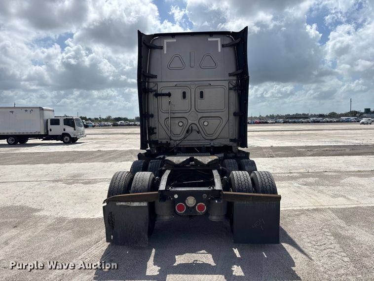 image for item YA3403 2020 Freightliner Cascadia semi truck