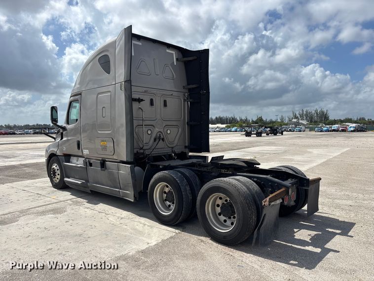 image for item YA3403 2020 Freightliner Cascadia semi truck
