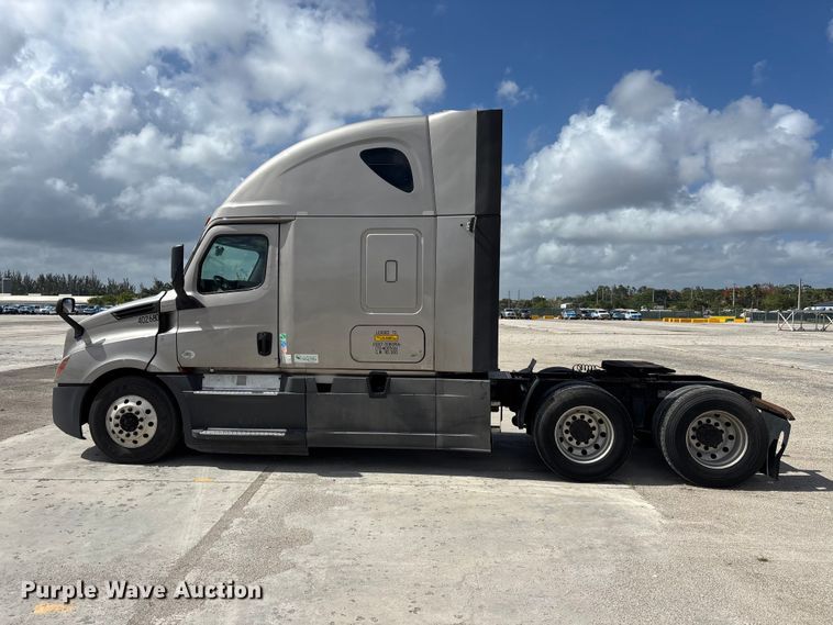 image for item YA3403 2020 Freightliner Cascadia semi truck
