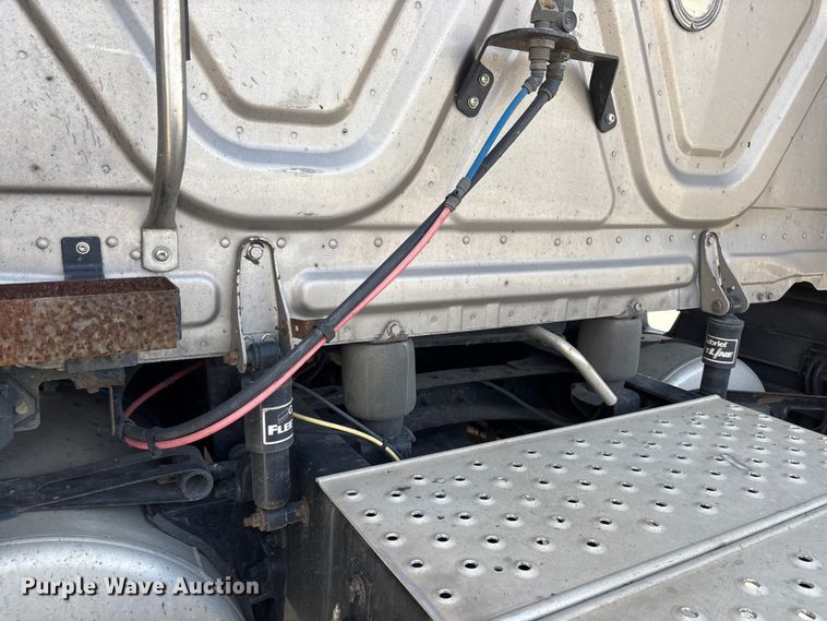 image for item YA3403 2020 Freightliner Cascadia semi truck